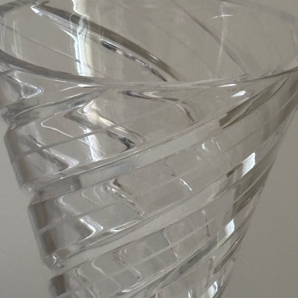 Vintage swirl crystal vase - Picture 8 of 9